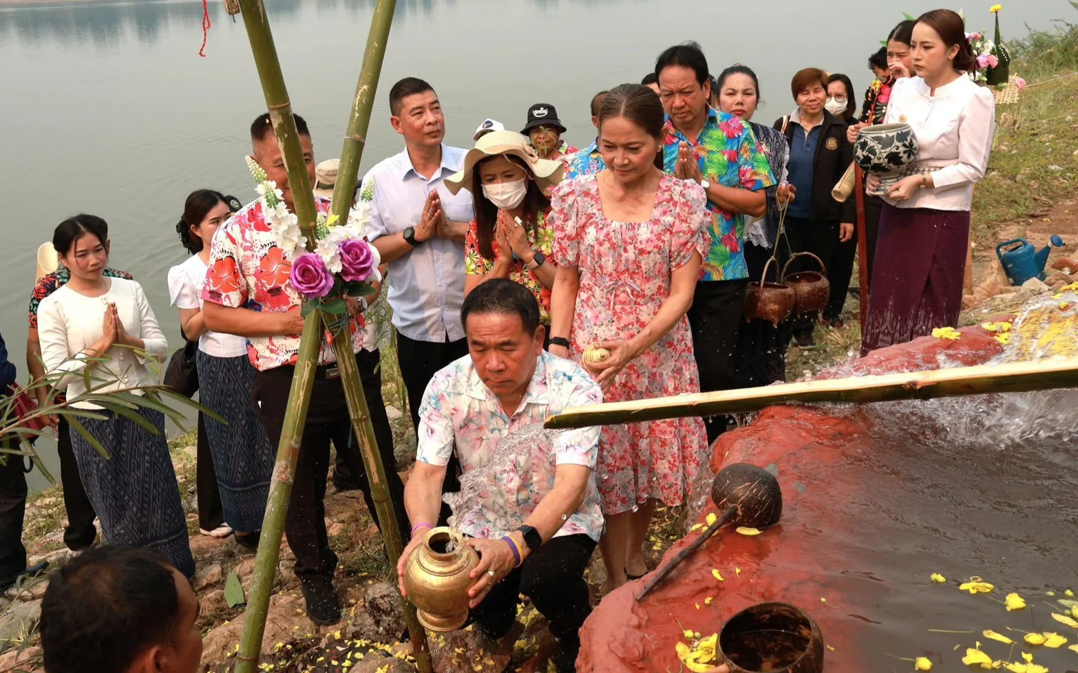 พิธีอัญเชิญ “น้ำจั้น” น้ำศักดิ์สิทธิ์จากริมฝั่งแม่น้ำโขง